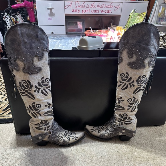 Corral rose embroidered boots. - Picture 6 of 9